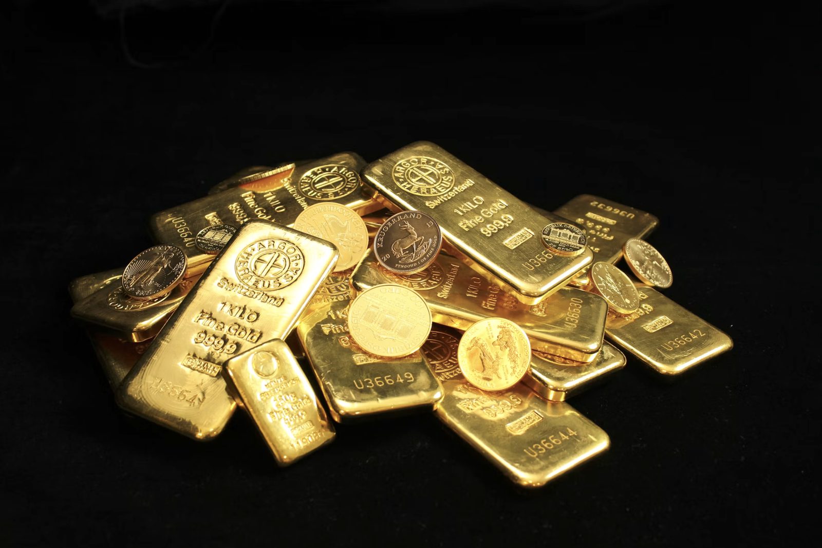 Lingots et pièces d’or sur fond noir